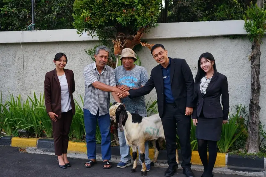 Melayani dengan Hati, Atria Hotel Malang Berbagi Hewan Kurban di Momen Iduladha