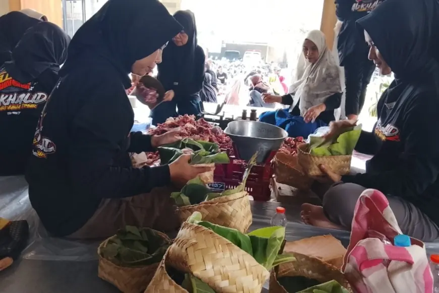 Ramah Lingkungan, Panitia Kurban Masjid Al-Khalid Kediri Manfaatkan Wadah Alami