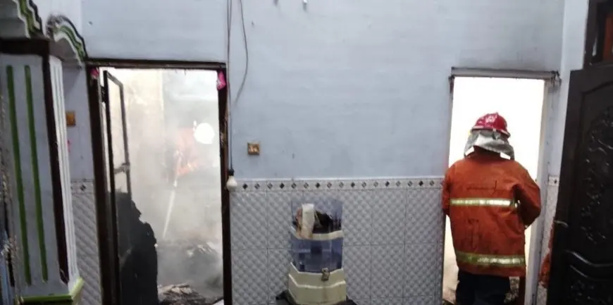Waspada Overheating! Ponsel Meledak Saat Dicas di Atas Kasur, Rumah di Mojokerto Terbakar