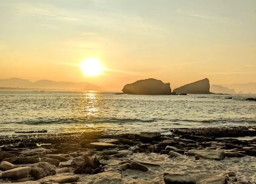 Senja di Papuma Jember Jadi Candu Wisatawan