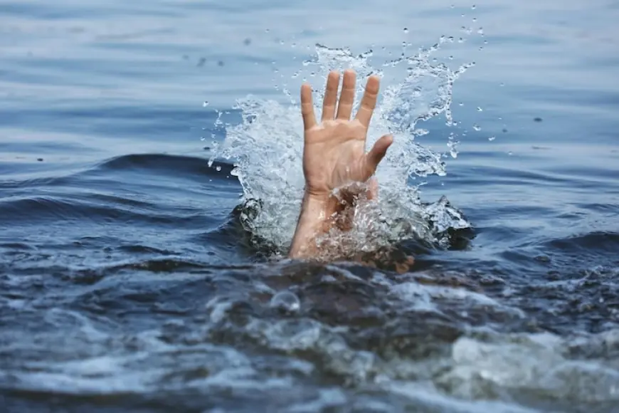Menerjang Ombak Besar, Tim SAR Cari Dua Saudara yang Hilang di Pantai Payangan Jember