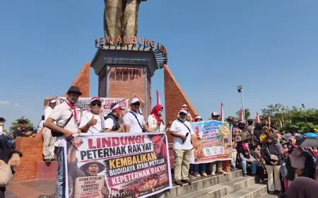 Protes Harga Anjlok, Peternak di Blitar Bagikan 1 Juta Butir Telur di Depan Kantor Bupati