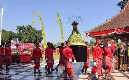 Kemeriahan Grebeg Gunungan Lima Blitar, Berebut Berkah di Makam Sang Proklamator