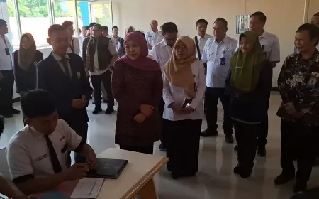 Gubernur Jatim Pantau Langsung SPMB di Gresik, Pastikan Mekanisme Lebih Tertata