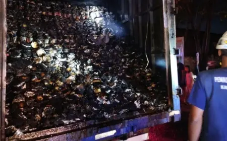 Gagal Kirim ke Bali, Ribuan Karton Mi Instan Ludes Terbakar di Mojokerto