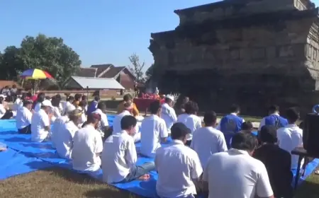 Umat Buddha Tulungagung Gelar Atthami Puja di Candi Sanggrahan