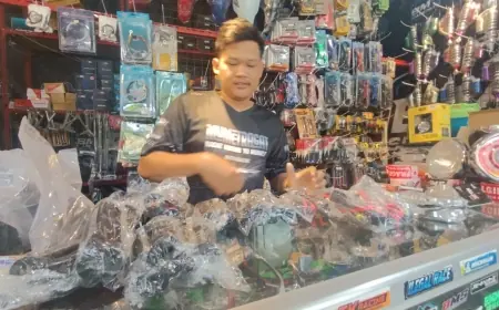 Rupiah Melemah, Omzet Penjualan Toko Suku Cadang Motor di Garum Blitar Menurun