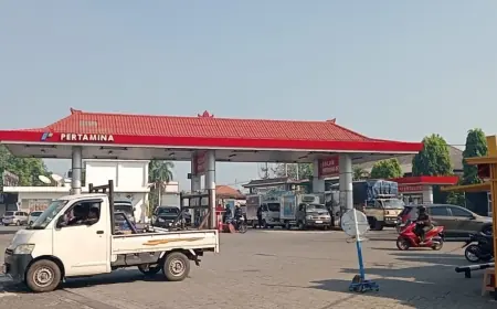 Antrian Pertalite di SPBU Jombang Lebih Padat Usai Kenaikan Harga Pertamax