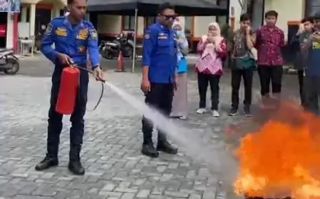 Antisipasi Risiko Kebakaran di Rumah Sakit, Damkar Bondowoso Latih Pegawai RSUD Koesnadi
