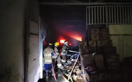 Gudang Penyimpanan Bahan Pangan di Banjaran Kota Kediri Dilalap Api