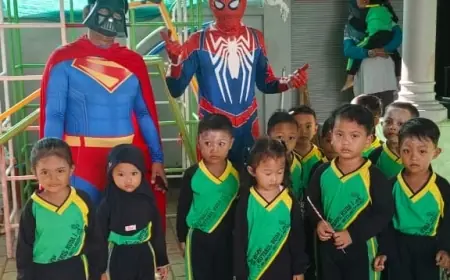 Di Tengah Gelombang Penolakan dan Penghentian MBG di Sejumlah Daerah, SPPG Buduan 1 Situbondo Hadirkan Super Hero untuk Hibur Siswa