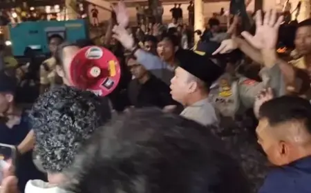 Tuntut Jawaban Konflik Tanah, Mahasiswa UGM Gebrak Mobil Menteri dan Hadang Budiman Sudjatmiko