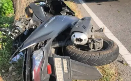 Gagal Menyalip di Tanjunganom Nganjuk, Truk Boks Hantam Pemotor hingga Kritis