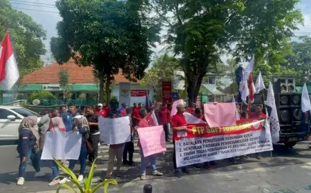 Gelar Demonstrasi, Buruh Anggota GSBI Jombang Tuntut Pembatalan PHK