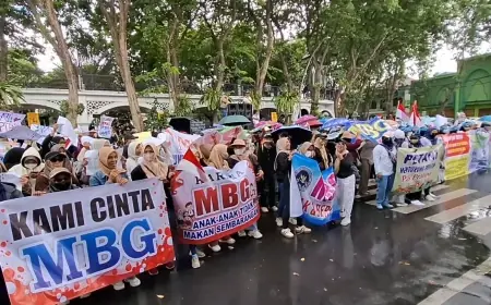 Warga Gresik Demo Dukung Program MBG