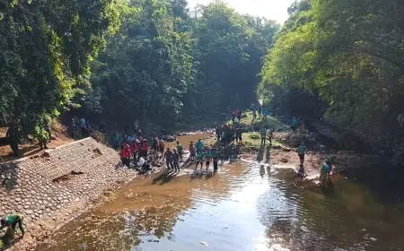 Wali Kota Kediri Bersama Masyarakat Bahu Membahu Bersihkan Sungai Kedak