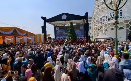Pecahkan Rekor MURI, Tumpeng Sego Krawu di Gresik Tingginya Capai 4,5 Meter