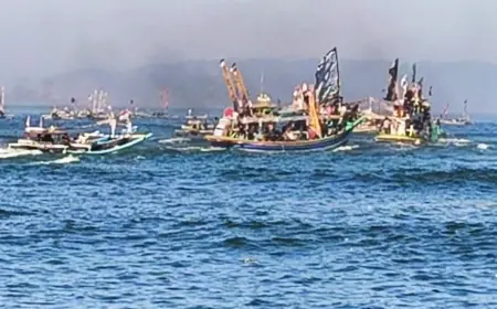 Ribuan Warga Padati Larung Sesaji Petik Laut di Puger Kulon Jember