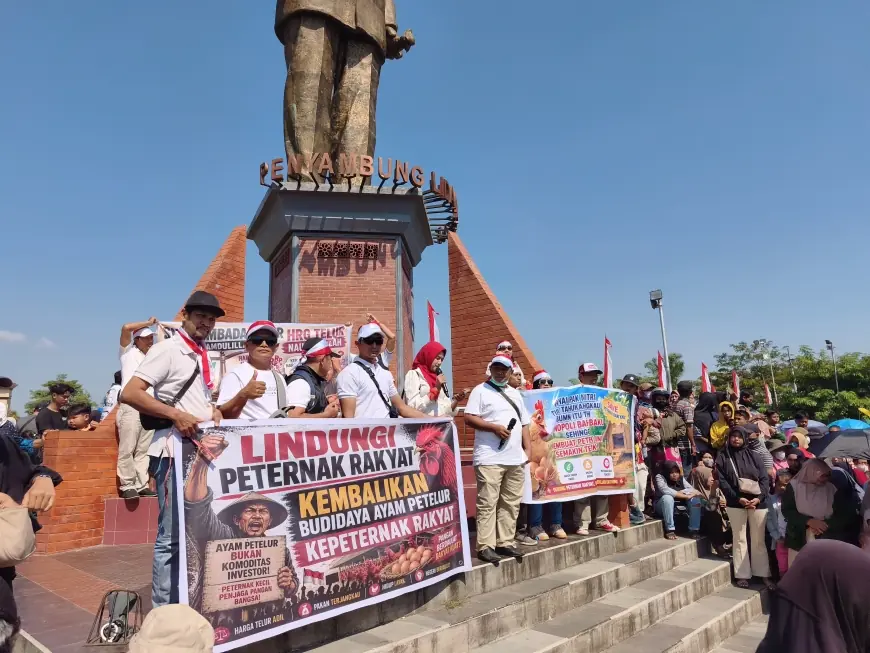 Protes Harga Anjlok, Peternak di Blitar Bagikan 1 Juta Butir Telur di Depan Kantor Bupati