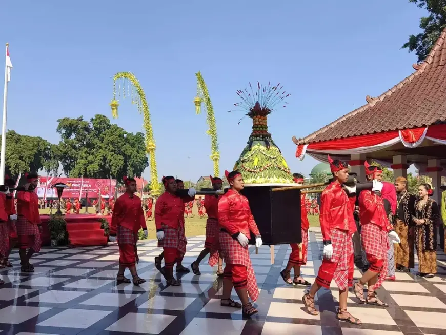 Kemeriahan Grebeg Gunungan Lima Blitar, Berebut Berkah di Makam Sang Proklamator