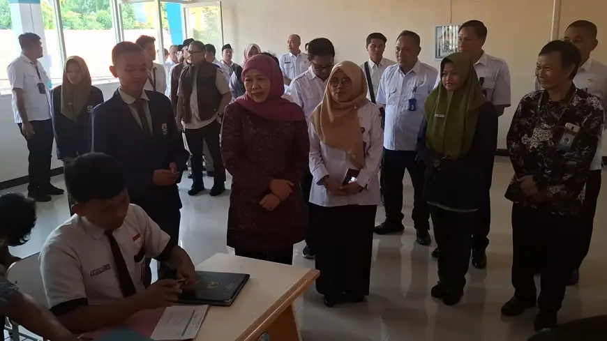 Gubernur Jatim Pantau Langsung SPMB di Gresik, Pastikan Mekanisme Lebih Tertata