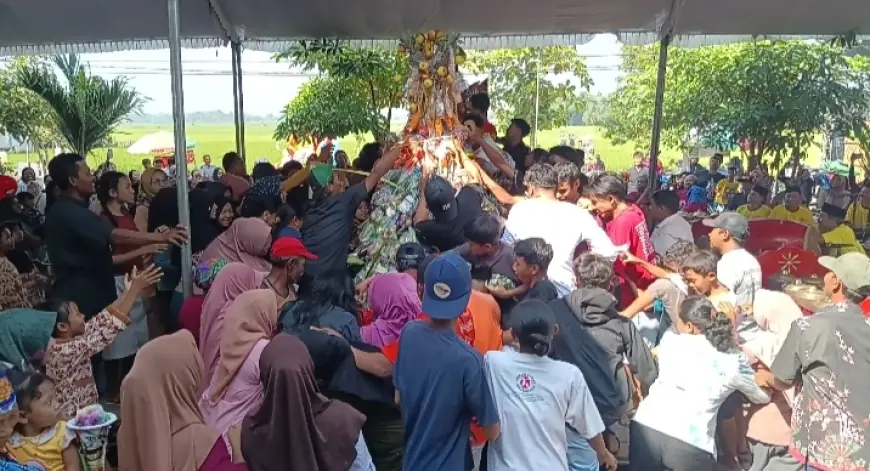Tradisi Bersih Dusun di Nganjuk, Lautan Manusia Berebut Sayur dan Buah Panen Raya