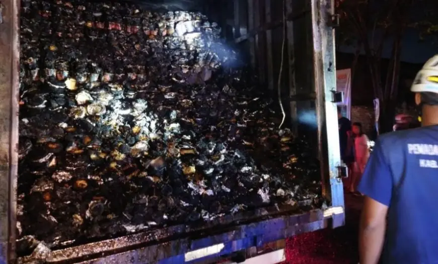 Gagal Kirim ke Bali, Ribuan Karton Mi Instan Ludes Terbakar di Mojokerto