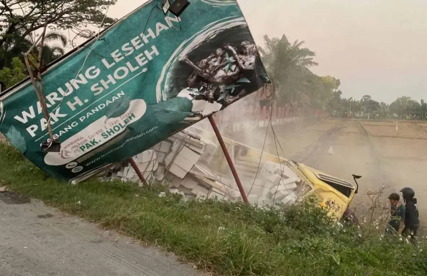 Sopir Mengantuk, Truk Muatan Hebel Asal Jombang Terguling di Mojokerto