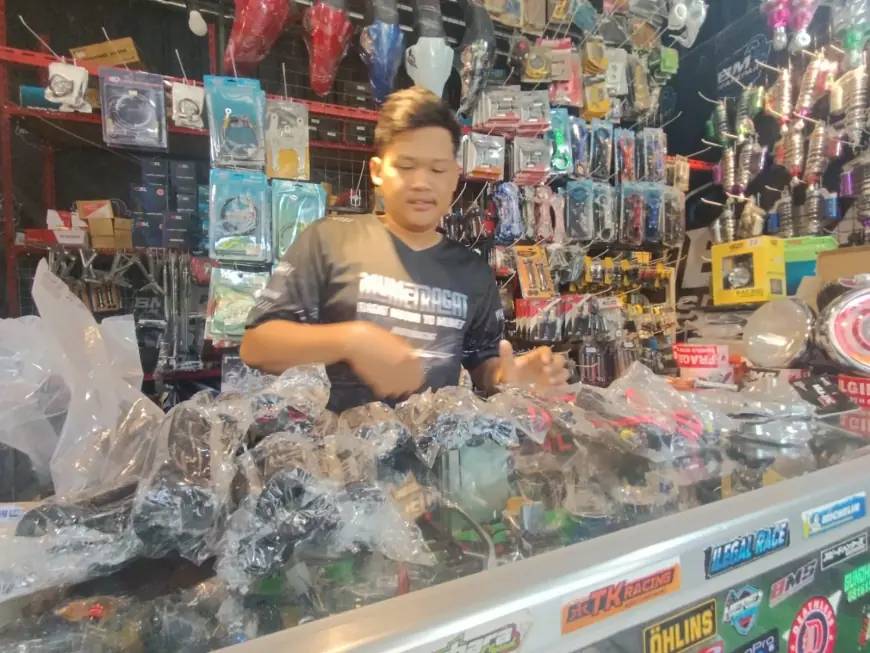 Rupiah Melemah, Omzet Penjualan Toko Suku Cadang Motor di Garum Blitar Menurun