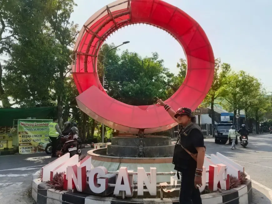 Pemkab Nganjuk Didesak Segera Perbaiki Tugu Angin yang Rusak