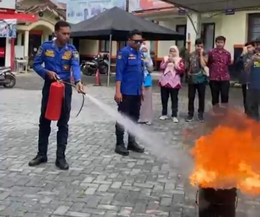 Antisipasi Risiko Kebakaran di Rumah Sakit, Damkar Bondowoso Latih Pegawai RSUD Koesnadi