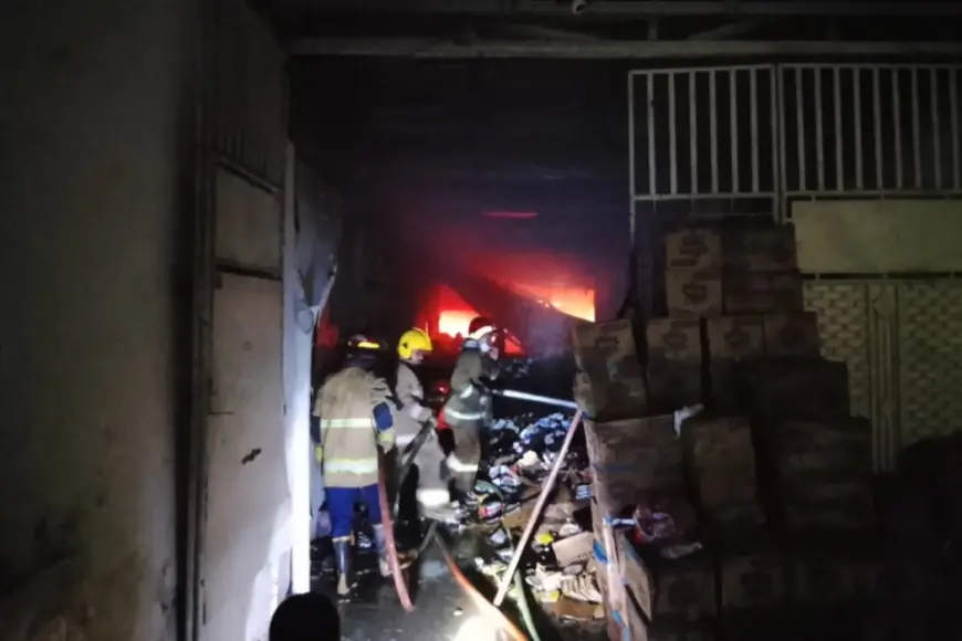 Cuaca Panas dan Angin Kencang, Api Cepat Membesar dalam Kebakaran Gudang di Kediri