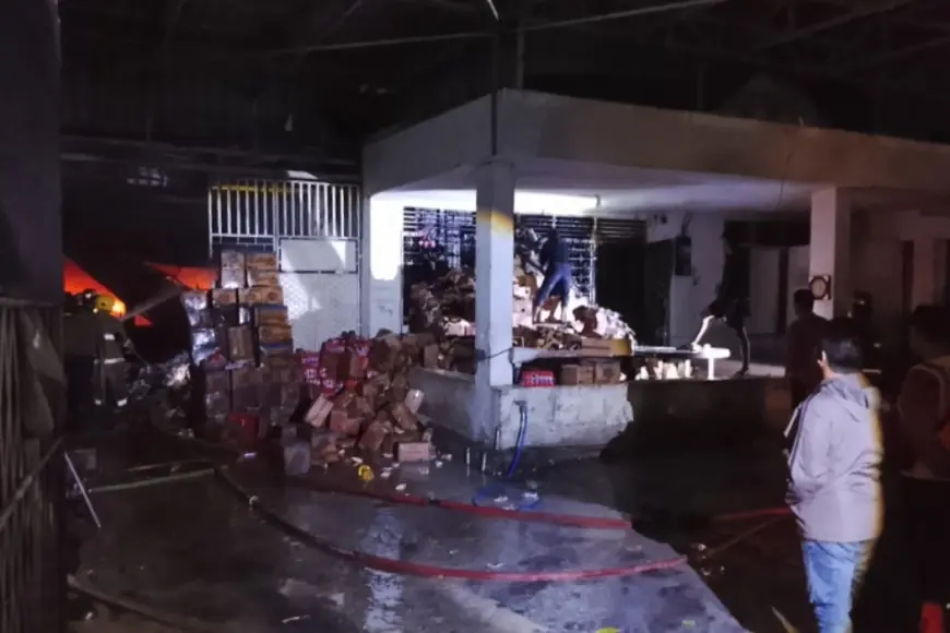 Cuaca Panas dan Angin Kencang, Api Cepat Membesar dalam Kebakaran Gudang di Kediri