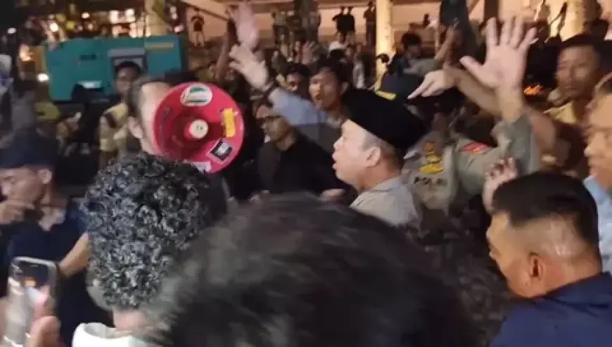 Tuntut Jawaban Konflik Tanah, Mahasiswa UGM Gebrak Mobil Menteri dan Hadang Budiman Sudjatmiko
