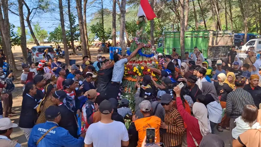 Merawat Tradisi di Tengah Lesunya Wisata, Grebeg Suro 2026 Semarakkan Pantai Gemah