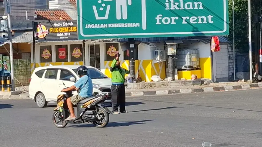 Pemadaman Bergilir PLN di Gresik Bikin Jalanan Macet, Beruntung ada Ojol Urai Kemacetan