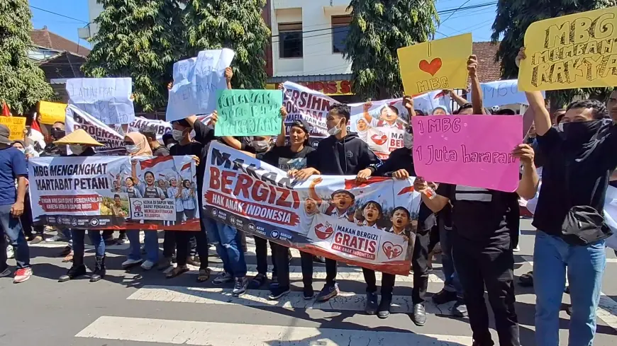 Ribuan Mitra MBG Trenggalek Demo di DPRD, Minta Program Berlanjut