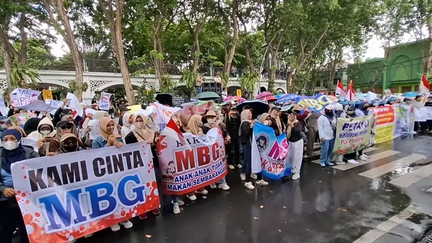 Warga Gresik Demo Dukung Program MBG