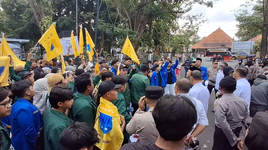 Mahasiswa UIN SATU Tulungagung Desak Evaluasi PLN hingga Transparansi APBD dalam Aksi di DPRD