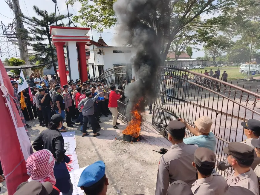 Mahasiswa Blitar Turun Jalan, Tuntut Pemerintah Evaluasi Program Strategis Nasional