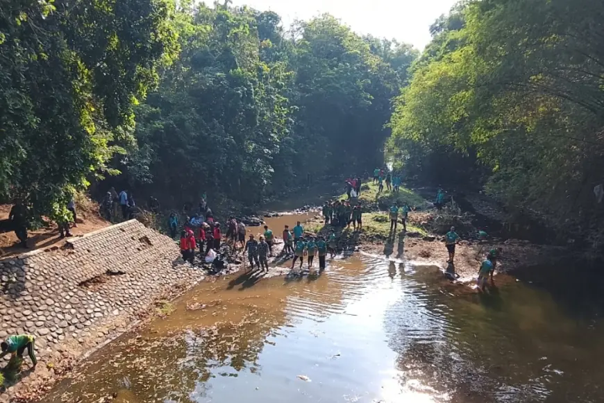 Wali Kota Kediri Bersama Masyarakat Bahu Membahu Bersihkan Sungai Kedak