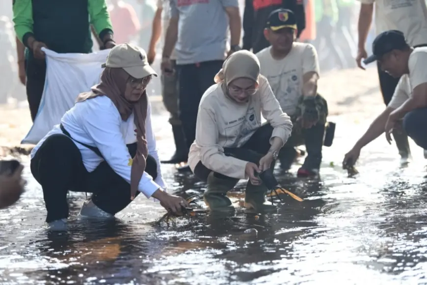 Wali Kota Kediri Bersama Masyarakat Bahu Membahu Bersihkan Sungai Kedak
