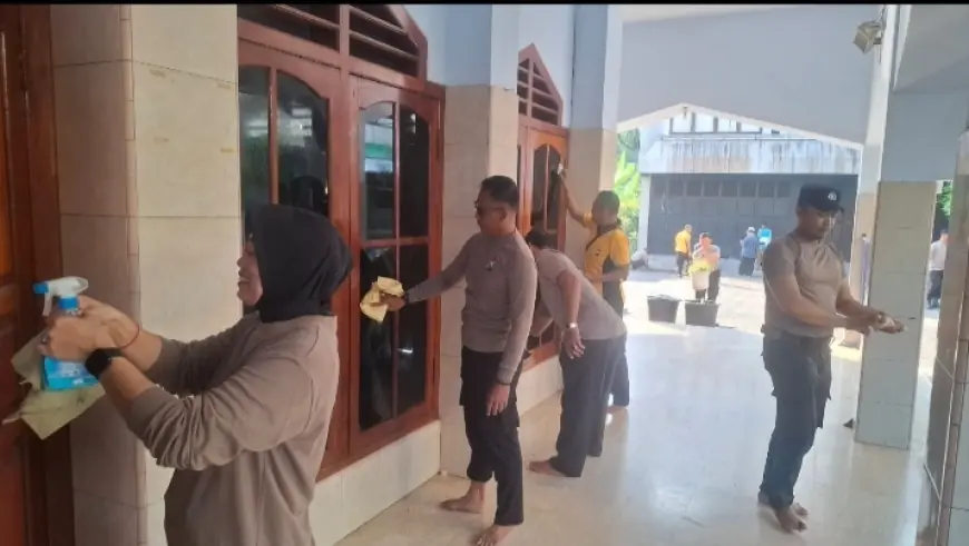 Sambut Hari Bhayangkara, Polres Nganjuk Bersihkan Lima Tempat Ibadah