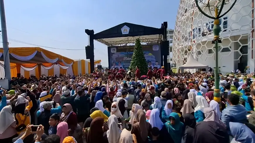 Pecahkan Rekor MURI, Tumpeng Sego Krawu di Gresik Tingginya Capai 4,5 Meter