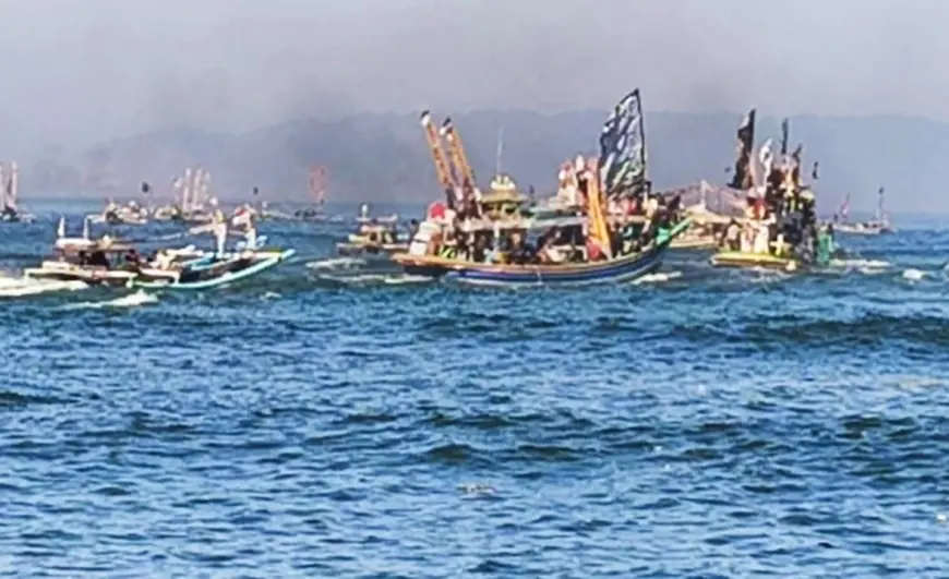 Ribuan Warga Padati Larung Sesaji Petik Laut di Puger Kulon Jember