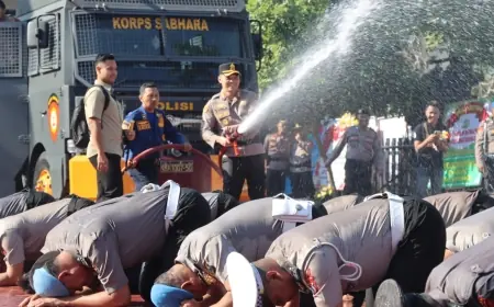 Momen Unik Polres Nganjuk: Tradisi Mandi Kembang Diganti Semprotan Water Cannon Saat Kenaikan Pangkat