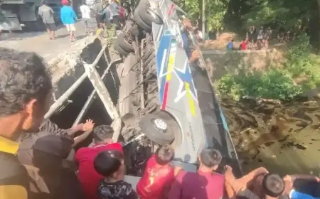 Bus Sugeng Rahayu Masuk Sungai Usai Bertabrakan dengan Dump Truck di Nganjuk, 27 Penumpang Luka