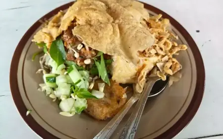 Liburan ke Blitar Belum Lengkap Tanpa Mencicipi Nasi Pecel Mbok Bari yang Melegenda