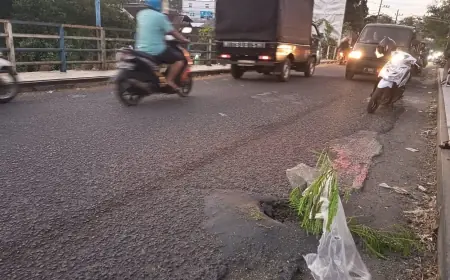 BREAKING NEWS: Jembatan Koncer Bondowoso Bolong, Pengendara Harus Waspada