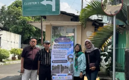 Minimalisir Kecelakaan, Tim PkM Polinema Pasang Cermin di Tikungan Pemukiman Kota Malang